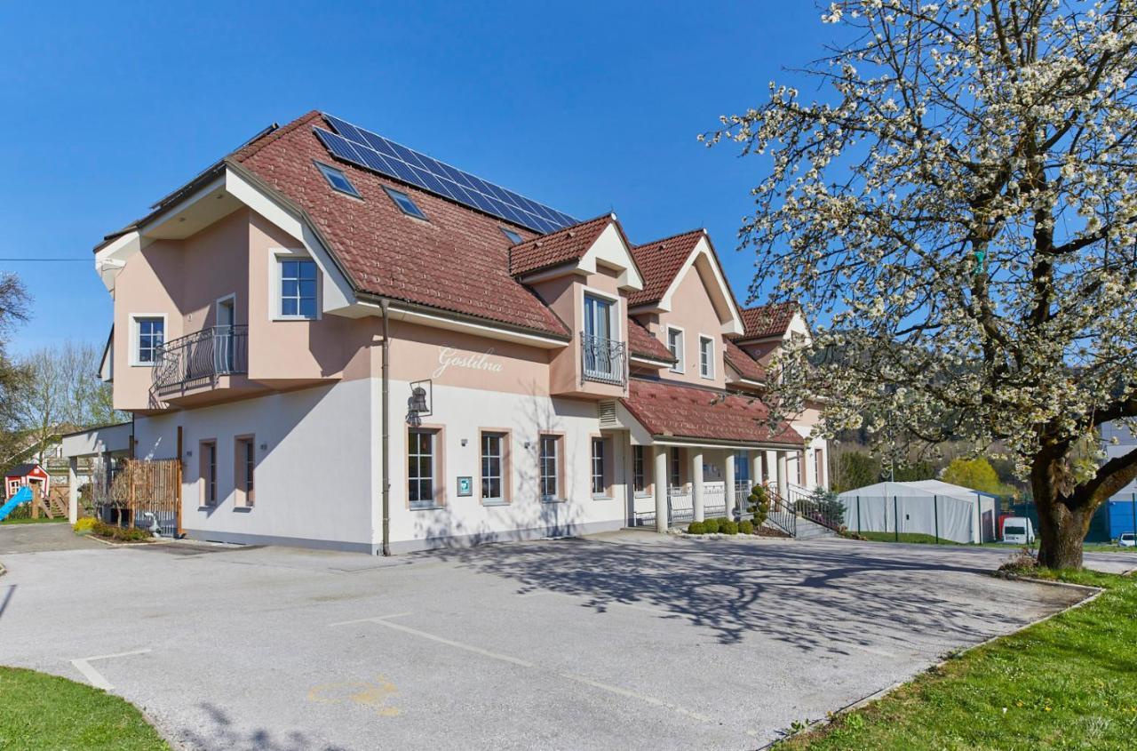 Hostel Delalut Ravne na Koroskem Екстер'єр фото