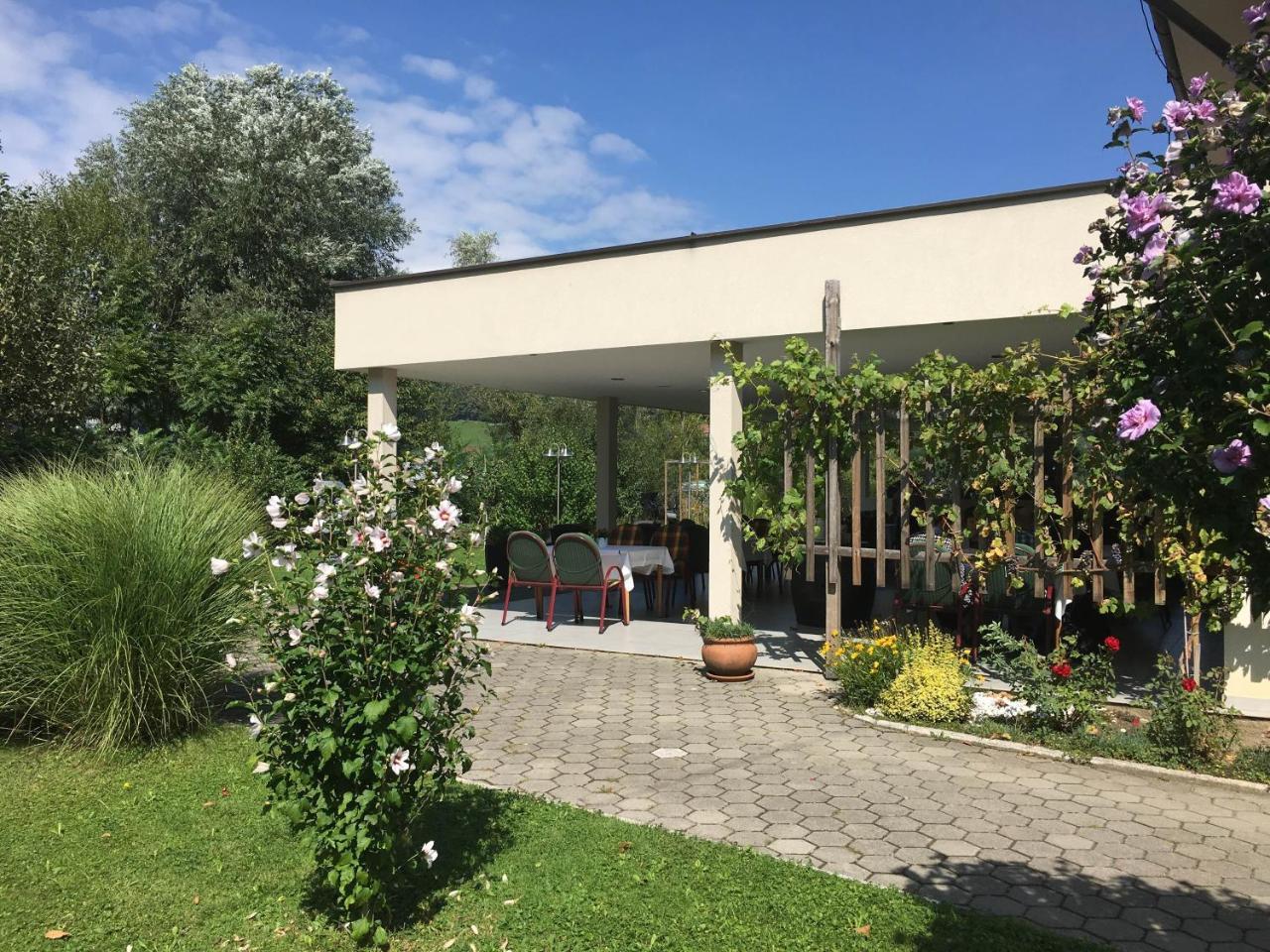 Hostel Delalut Ravne na Koroskem Екстер'єр фото
