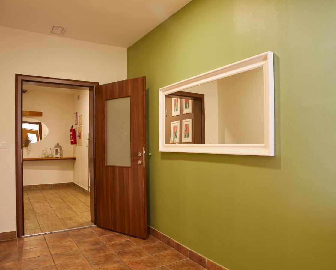 Hostel Delalut Ravne na Koroskem Екстер'єр фото